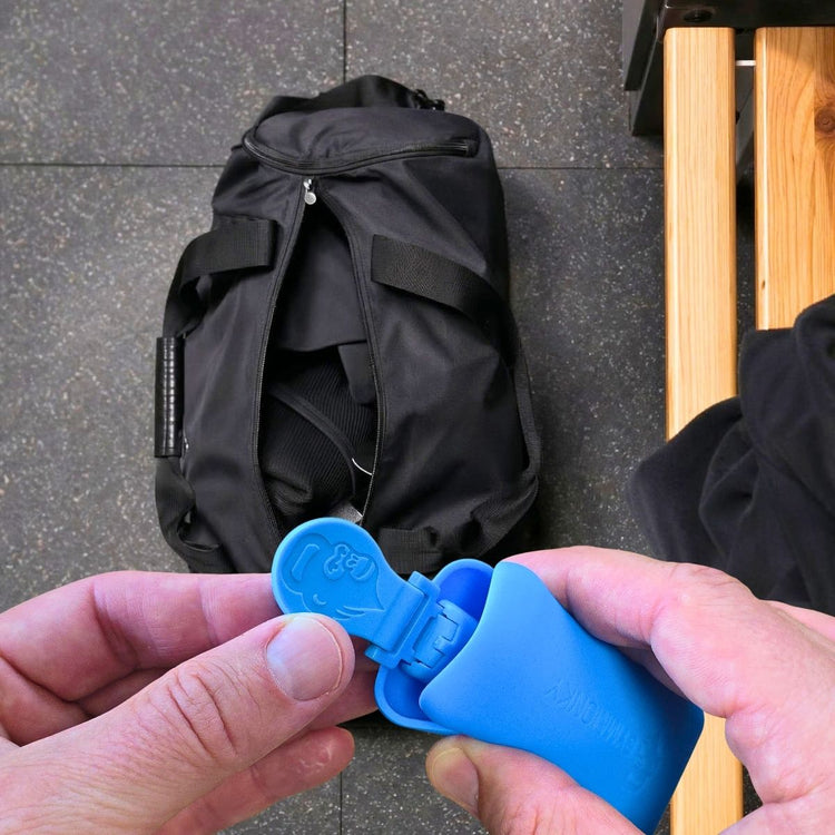 Blauer GYMMONKY Magnetic Towel Clip mit passendem Towel Clip Case im Gym