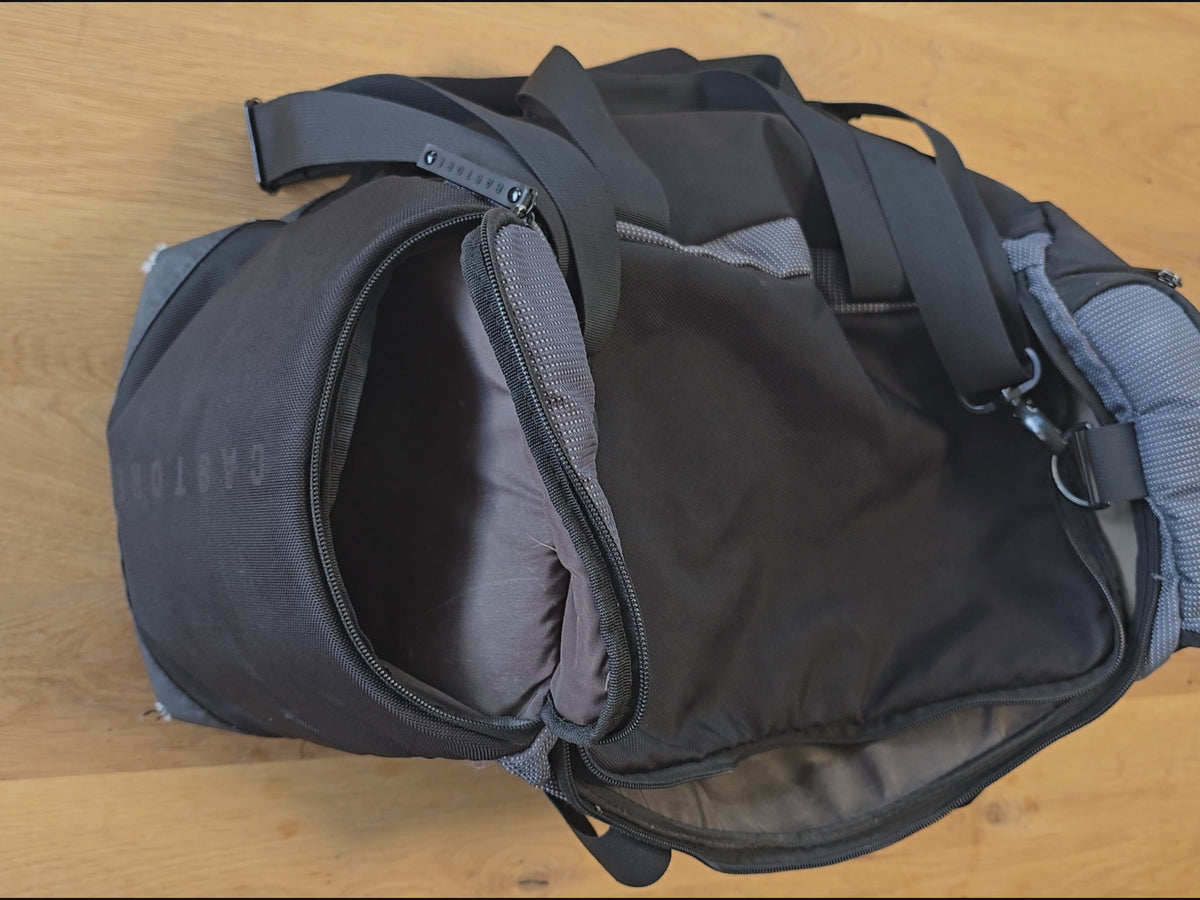 Load video: How-to-use Video des GYMMONKY Towel Clip Case mit Magnetic Towel Clip aus der Sporttasche nehmen, zeigen und wieder sicher verstauen